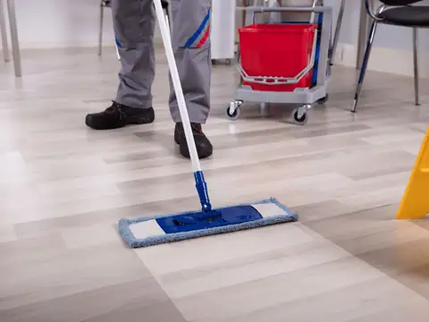 שטיפת רצפה במשרד לאחר שיפוץ