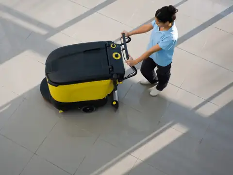 מכונת שטיפת רצפות במבנה ציבורי